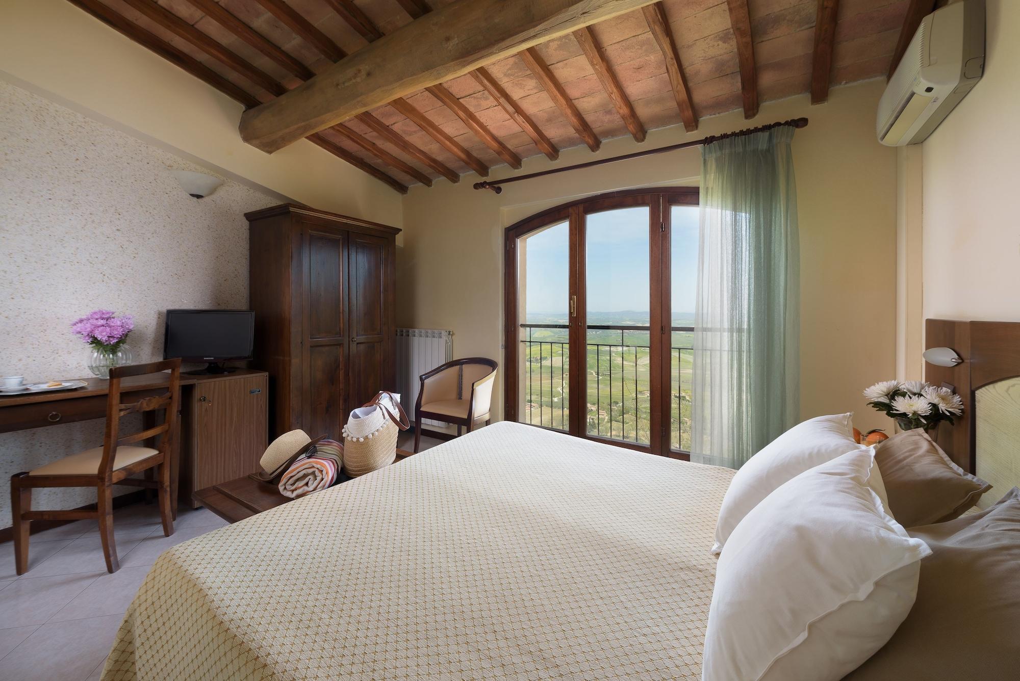 Hotel Dei Capitani Montalcino Esterno foto