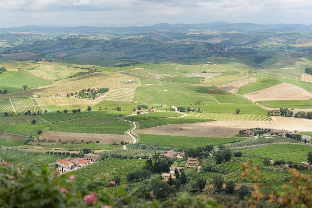 Hotel Dei Capitani Montalcino Esterno foto