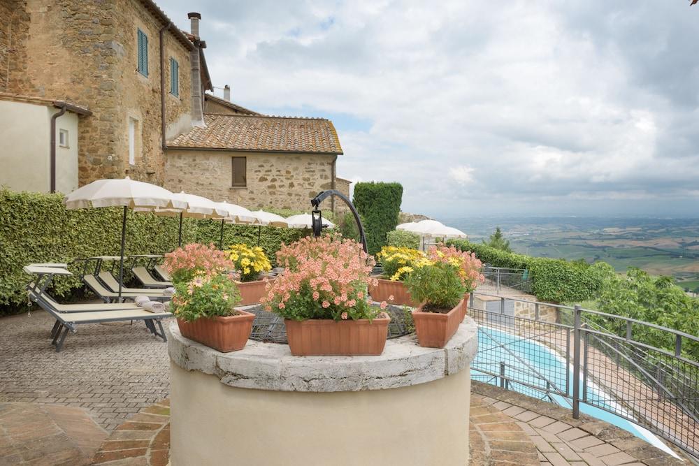 Hotel Dei Capitani Montalcino Esterno foto