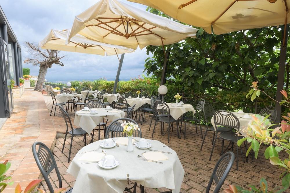 Hotel Dei Capitani Montalcino Esterno foto
