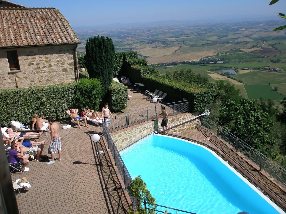 Hotel Dei Capitani Montalcino Esterno foto