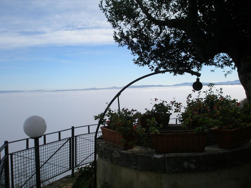 Hotel Dei Capitani Montalcino Esterno foto
